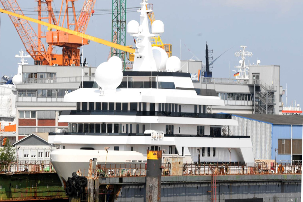 Explorer yacht, Voyager, Lloyd Werft, Bremerhaven, Bredo, dock
