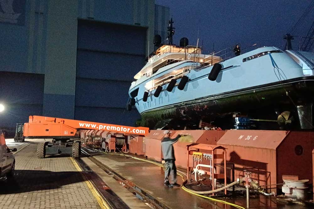 "Ocean Dreamwalker 3" bei der "neuen" Werft Astra Nord in Stralsund (© Astra Nord)
