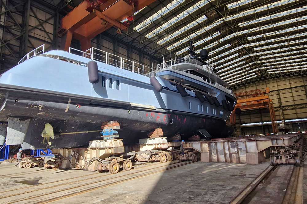 "Ocean Dreamwalker 3" bei der "neuen" Werft Astra Nord in Stralsund (© Astra Nord)