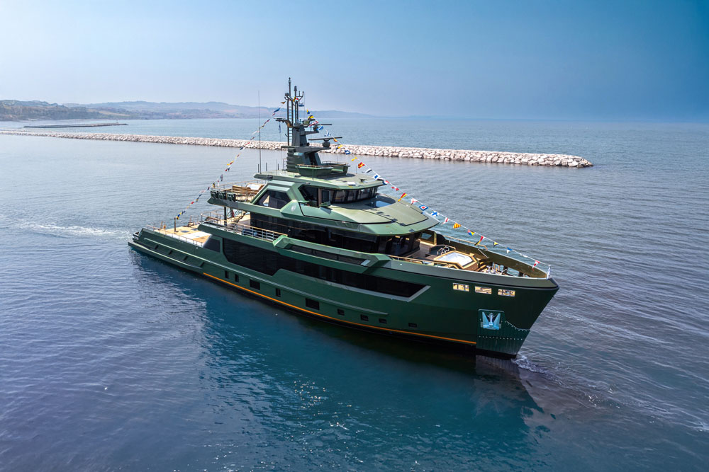 The 44.5 m-long Flexplorer yacht “Nasiba”