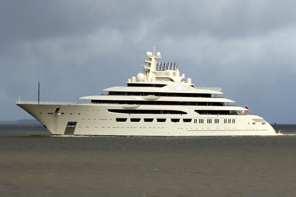 The 156-metre-long mega-yacht “Dilbar” has been moored at the Lürssen shipyard in Bremen since 2022. The BAFA has now lodged an appeal against a ruling in favour of the shipyard (© Christian Eckardt)