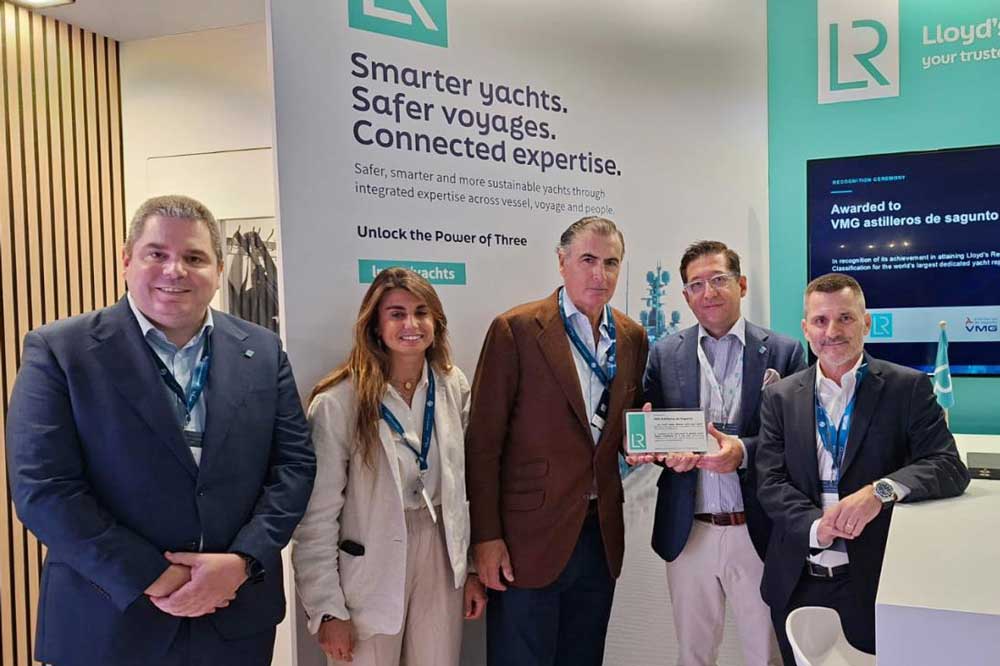 Presentation of the certificate at the Monaco Yacht Show (© Lloyd’s Register)