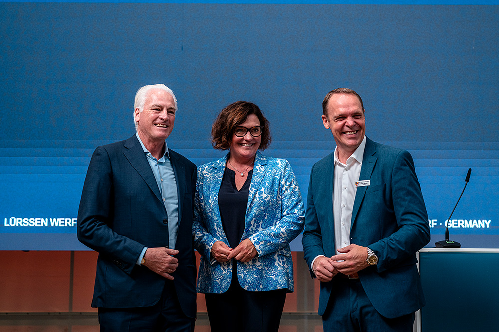 Shipyard manager Peter Lürßen, the mayor of Rendsburg, Janet Sönnichsen, and District Administrator Ingo Sander (© Lürssen)