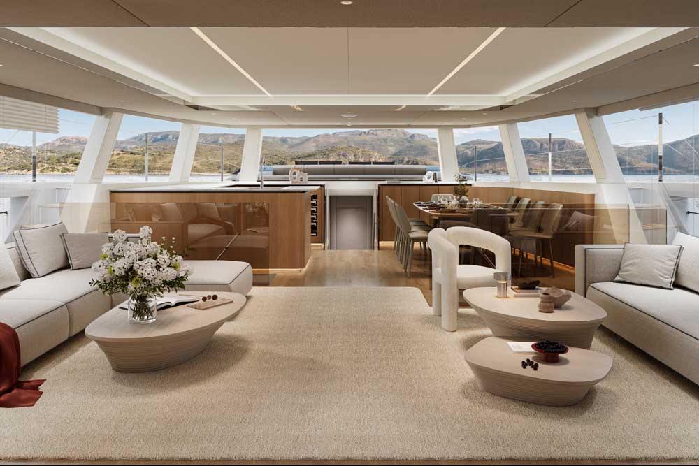 First Lewandowski, now Messi 2 Die Yacht verfügt über großzügige Decks (© Sunreef Yachts)